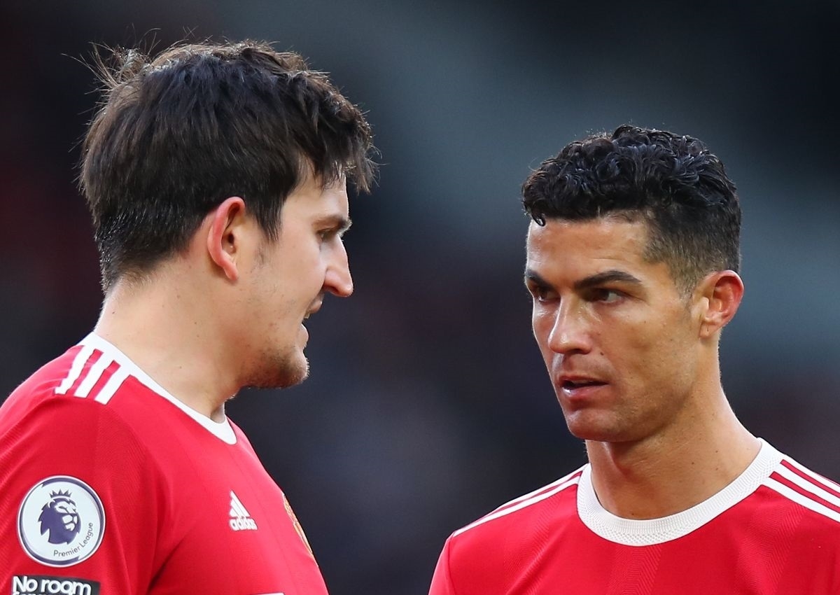 Maguire thẳng thừng từ chối trao băng đội trưởng Man United cho Ronaldo - Ảnh 1