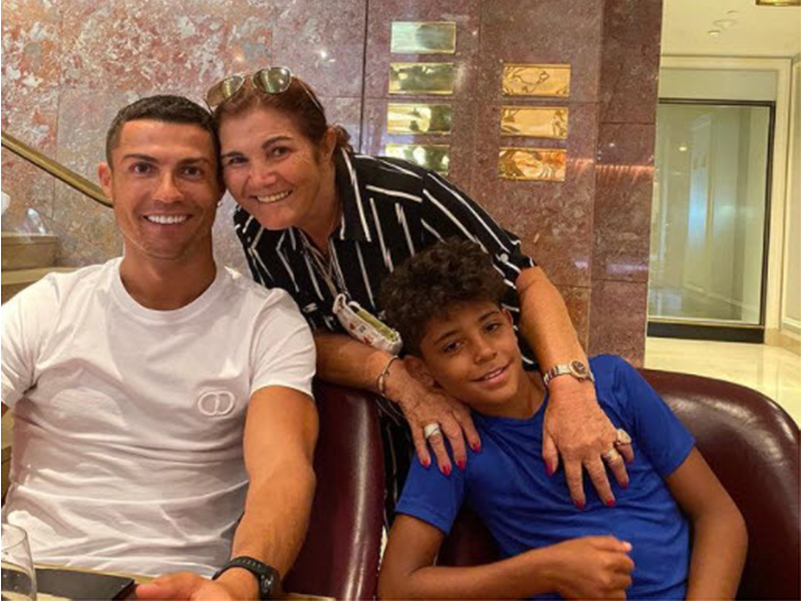 Ronaldo bảo vệ con trai trước sự công kích từ cộng đồng mạng - Ảnh 1