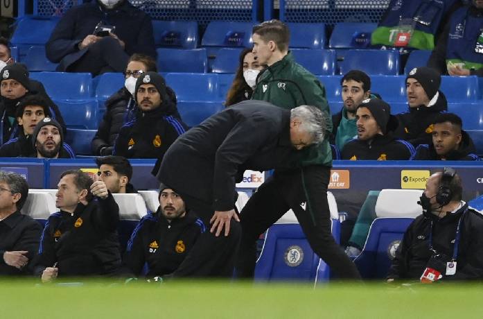 Bị học trò 'phạm lỗi', HLV Ancelotti dính luôn chấn thương