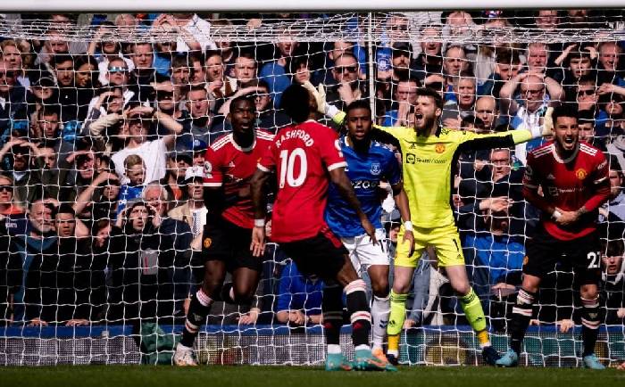 De Gea ngán ngẩm khi phải “gánh còng lưng” Maguire