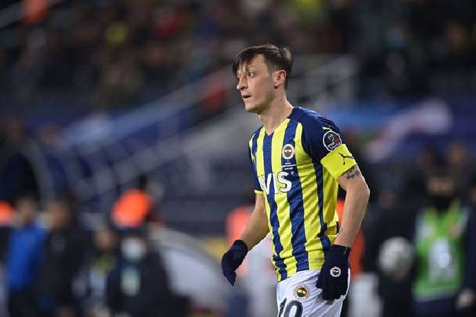 Mesut Ozil bị Fenerbahce thanh lý hợp đồng