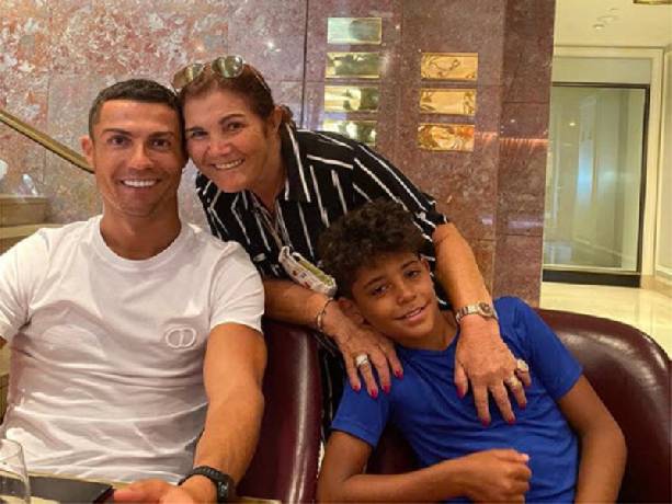 Ronaldo bảo vệ con trai trước sự công kích từ cộng đồng mạng