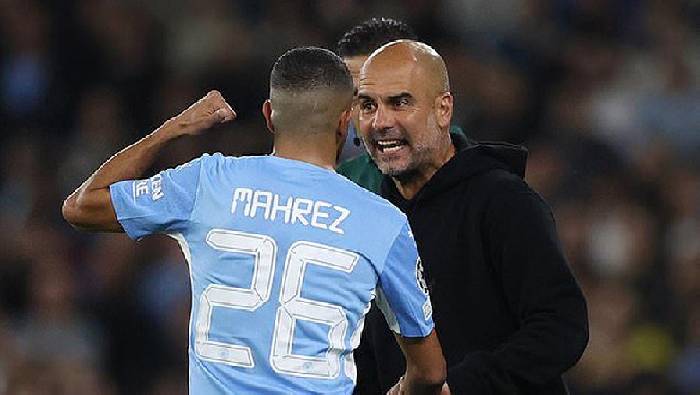 Pep Guardiola nổi giận vì Mahrez chơi cá nhân
