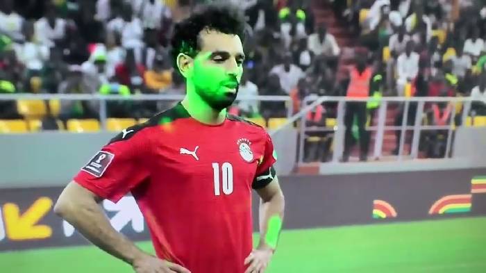 Senegal bị phạt nặng vì CĐV chơi xấu Salah