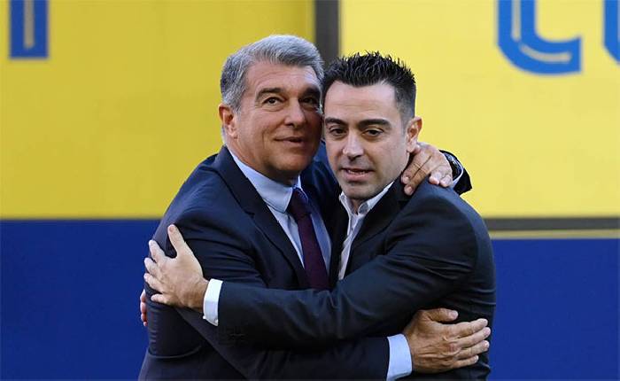 Vì trò cưng, Xavi nảy sinh mâu thuẫn với chủ tịch Laporta