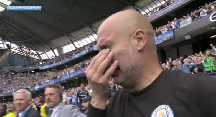 Pep Guardiola nghẹn ngào gọi các cầu thủ Man City là huyền thoại